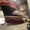 Un bateau dans un atelier.