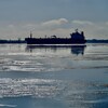 Un cargo dans les eaux glacées du fleuve Saint-Laurent l'hiver.