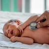 Un médecin utilise le stéthoscope pour vérifier l'état de santé d’un bébé.