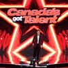 Benjamin Déziel debout sur la scène de Canada's Got Talent.