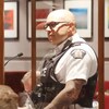 Un policier dans la salle du conseil municipal à Moncton.