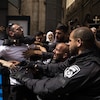 Des policiers affrontent des participants aux funérailles de la journaliste Shireen Abu Akleh.