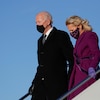 Joe Biden et sa femme descendent de l'avion. 