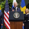Joe Biden, flanqué de la première ministre suédoise Magdalena Andersson et du président finlandais Sauli Niinistö, prend la parole lors d'un point de presse.