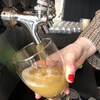 Une étudiante verse de la bière dans un verre.
