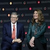 Bill et Melinda Gates, assis côte à côte, sourient.