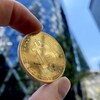 Une pièce de monnaie marquée du logo du Bitcoin.