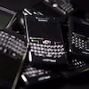 Des vieux téléphones BlackBerry, empilés. 