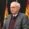 Blaine Higgs debout donne une conférence de presse.