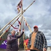Diane Blacksmith et Dave Petiquay devant un tipi.
