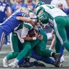 Bataille entre joueurs des Blue Bombers et des Roughriders lors de la première demie samedi à l'occasion du Banjo Bowl.