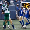  Dru Brown, effectue une passe contre les Roughriders de la Saskatchewan, le 2 juin 2023 au stade IG Field de Winnipeg. 