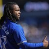 Vladimir Guerrero fils a le pouce dans les airs durant un match contre les Yankees à New York, le 7 avril 2024.