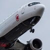 Un avion Boeing 737 Max de la compagnie Air Canada, pris en photo en contre-plongée alors qu'il décolle du tarmac.