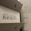 Une pile de boîtes de carton sur laquelle il est écrit : Boîte anti-stress Baumann. 