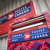 Une boîte aux lettres devant un bureau de Postes Canada.