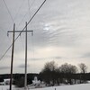 Des poteaux électriques dans un champ hivernal. 