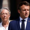 Élisabeth Borne et Emmanuel Macron sont côte à côte. 
