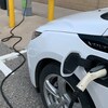 Un véhicule à la borne de recharge.