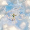 Un personnage de jeu vidéo tombe du ciel dans les nuages.