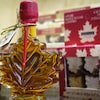 Une bouteille de sirop produite par la coopérative Citadelle à Plessisville au Québec. 