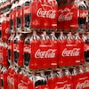 Des bouteilles de Coca-Cola empilées les unes sur les autres.