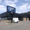 Un local commercial vu de l'extérieur.
