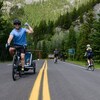 Des cyclistes dans le parc national de Banff, en Alberta.