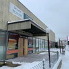 Façade d'un immeuble placardé du centre-ville d'Edmonton