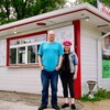 James et Tessa Galbichka sont devant le Brian's Drive-In.