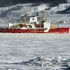 Le brise-glace Amundsen navigue dans les glaces.