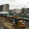 Un engin de chantier creuse un trou dans une route, à Vancouver le 24 janvier 2022.