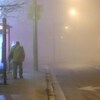 Un arrêt de la CTT dans le brouillard à Toronto.
