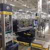 Un travailleur près d'une machine dans la nouvelle usine de fabrication de motoneiges Ski-Doo et de véhicules Can-Am Spyder modernisée.