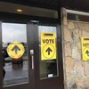 Des pancartes d'Élections Canada dans la porte d'un édifice