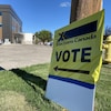 Une affiche d'Élections Canada indique l'emplacement d'un bureau de scrutin à Regina, en Saskatchewan, lors des élections fédérales de 2021.
