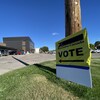 Une affiche d'Élections Canada annonçant un bureau de scrutin à Regina, en Saskatchewan, lors des élections fédérales de 2021.