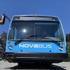 Un bus 100 % électrique de la Société des transports de Sherbrooke, vu de face. 