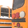 Des autobus scolaires sous la neige.