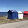 Trois cabanes aux couleurs de l'Acadie, sur le bord de la baie des Chaleurs.