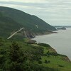 Paysage panoramique d'une route à flanc de colline et de la mer.