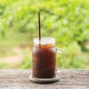 Une tasse café infusé à froid sur glace.