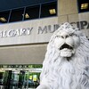 Sculpture d'un lion devant l'entrée du bâtiment municipal de Calgary.