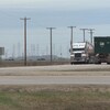 Deux poids lourds se croisent sur l'autoroute 6, près de Winnipeg, le 12 mai 2022. 