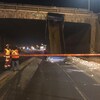 La benne du camion était visiblement ouverte au moment de l'impact avec le viaduc de l'autoroute Henri-IV. 