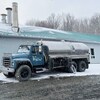 Un camion-citerne devant un bâtiment.