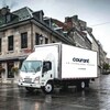 Un camion de livraison électrique dans les rues de Montréal.