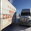  un camion de Hearst Central Garage à côté d'un camion-remorque qui n'a pas démarré ce matin.