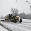 Un camion qui gratte la neige