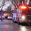 Un camion de pompiers et une ambulance en bordure de la rue.